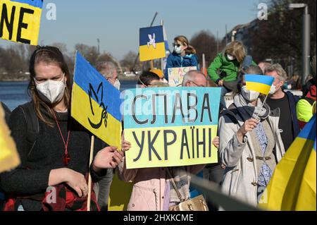 DEUTSCHLAND, Hamburg, Kundgebung gegen den Putinkrieg in der Ukraine, Poster Slawa Ukraini - Glory Ukraine / DEUTSCHLAND, Hamburg, Demonstration gegen den Krieg von Wladimir Putin in der Ukraine auf dem Jungfernstieg 13,3.2022, Poster Ruhm der Ukraine Stockfoto