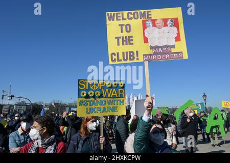 DEUTSCHLAND, Hamburg, Kundgebung gegen Putins-Krieg in der Ukraine, Plakat Putin verglich mit dem Nazi-Diktator Adolf Hitler und dem sowjetischen kommunistischen Führer Stalin / DEUTSCHLAND, Hamburg, Demonstration gegen den Krieg von Wladimir Putin in der Ukraine auf dem Jungfernstieg 13.3.2022 Stockfoto