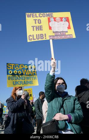 DEUTSCHLAND, Hamburg, Kundgebung gegen Putins-Krieg in der Ukraine, Plakat Putin verglich mit dem Nazi-Diktator Adolf Hitler und dem sowjetischen kommunistischen Führer Stalin / DEUTSCHLAND, Hamburg, Demonstration gegen den Krieg von Wladimir Putin in der Ukraine auf dem Jungfernstieg 13.3.2022 Stockfoto