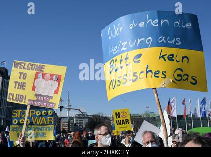 DEUTSCHLAND, Hamburg, Kundgebung gegen Putins-Krieg in der Ukraine, Plakat wir schalten Heizung, bitte kein russisches Gas / DEUTSCHLAND, Hamburg, Demonstration gegen den Krieg von Wladimir Putin in der Ukraine auf dem Jungfernstieg 13.3.2022 Stockfoto