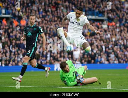 Raphinha von Leeds United springt während des Premier League-Spiels in der Elland Road, Leeds, über Norwich City-Torwart Tim Krul. Bilddatum: Sonntag, 13. März 2022. Stockfoto