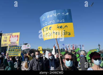 DEUTSCHLAND, Hamburg, Kundgebung gegen Putins-Krieg in der Ukraine, Plakat wir schalten Heizung, bitte kein russisches Gas / DEUTSCHLAND, Hamburg, Demonstration gegen den Krieg von Wladimir Putin in der Ukraine auf dem Jungfernstieg 13.3.2022 Stockfoto