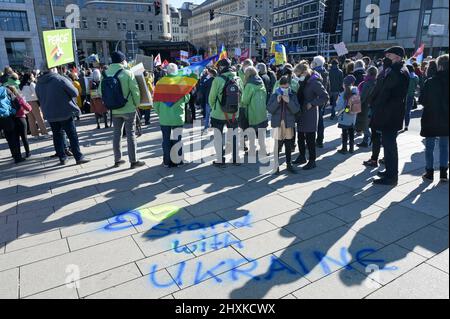 DEUTSCHLAND, Hamburg, Kundgebung gegen Putins-Krieg in der Ukraine / DEUTSCHLAND, Hamburg, Demonstration gegen den Krieg von Wladimir Putin in der Ukraine auf dem Jungfernstieg 13.3.2022 Stockfoto