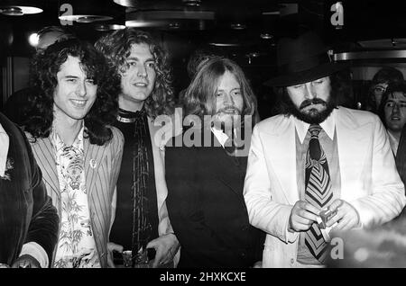 Die Rockband LED Zeppelin bei der britischen Premiere des Konzertfilms „The Song Remains The Same“. Von links nach rechts: Jimmy Page, Robert Plant, John Paul Jones und John Bonham. 4.. November 1976. Stockfoto