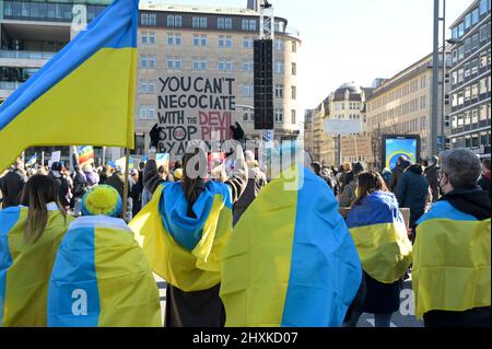 DEUTSCHLAND, Hamburg, Kundgebung gegen Putins-Krieg in der Ukraine / DEUTSCHLAND, Hamburg, Demonstration gegen den Krieg von Wladimir Putin in der Ukraine auf dem Jungfernstieg 13.3.2022 Stockfoto