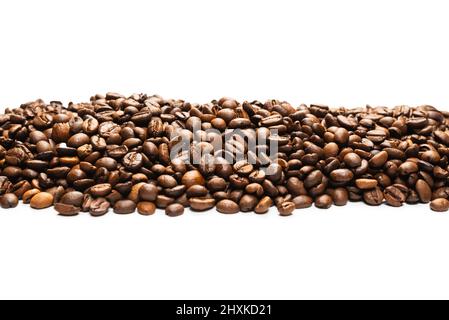 Kaffeebohnen auf weißem Hintergrund. Draufsicht. Kaffeebohnen-Textur. Stockfoto
