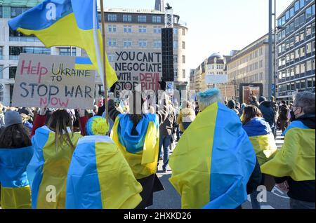 DEUTSCHLAND, Hamburg, Kundgebung gegen den Putinkrieg in der Ukraine, Banner man kann nicht mit dem Teufel verhandeln Putin / DEUTSCHLAND, Hamburg, Demonstration gegen den Krieg von Wladimir Putin in der Ukraine auf dem Jungfernstieg 13.3.2022 Stockfoto