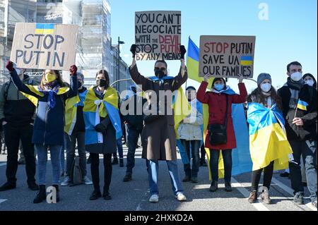 DEUTSCHLAND, Hamburg, Kundgebung gegen Putins-Krieg in der Ukraine / DEUTSCHLAND, Hamburg, Demonstration gegen den Krieg von Wladimir Putin in der Ukraine auf dem Jungfernstieg 13.3.2022 Stockfoto