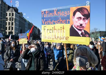 DEUTSCHLAND, Hamburg, Kundgebung gegen Vladimir Putins Krieg in der Ukraine, Plakatfreiheit für die Ukraine und Putin-Kriegsverbrecher , verglichen mit dem Nazi-Diktator Adolf Hitler / DEUTSCHLAND, Hamburg, Demonstration gegen den Krieg von Wladimir Putin in der Ukraine auf dem Jungfernstieg 13.3.2022 Stockfoto