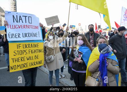 DEUTSCHLAND, Hamburg, Kundgebung gegen Putins-Krieg in der Ukraine, Banner mit Anfrage an die NATO von No Fly Zone über Ukraine / DEUTSCHLAND, Hamburg, Demonstration gegen den Krieg von Wladimir Putin in der Ukraine auf dem Jungfernstieg 13.3.2022 Stockfoto