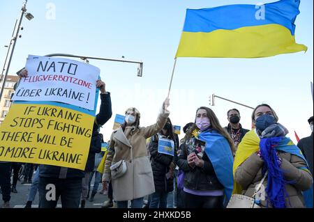 DEUTSCHLAND, Hamburg, Kundgebung gegen Putins-Krieg in der Ukraine, Banner mit Anfrage an die NATO von No Fly Zone über Ukraine / DEUTSCHLAND, Hamburg, Demonstration gegen den Krieg von Wladimir Putin in der Ukraine auf dem Jungfernstieg 13.3.2022 Stockfoto