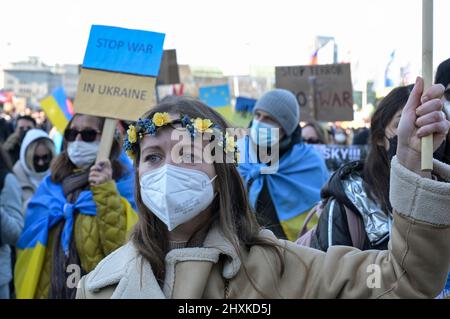 DEUTSCHLAND, Hamburg, Kundgebung gegen Putins-Krieg in der Ukraine / DEUTSCHLAND, Hamburg, Demonstration gegen den Krieg von Wladimir Putin in der Ukraine auf dem Jungfernstieg 13.3.2022 Stockfoto