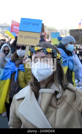 DEUTSCHLAND, Hamburg, Kundgebung gegen Putins-Krieg in der Ukraine / DEUTSCHLAND, Hamburg, Demonstration gegen den Krieg von Wladimir Putin in der Ukraine auf dem Jungfernstieg 13.3.2022 Stockfoto