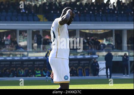 Kalidou kolibaly (napoli) legte den Finger auf die Buuu der fans von verona während des Spiels von Hellas Verona FC gegen SSC Napoli in der italienischen Fußballserie A in Verona, Italien, März 13 2022 Stockfoto