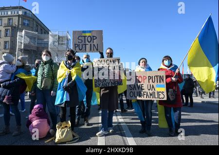 DEUTSCHLAND, Hamburg, Kundgebung gegen Putins-Krieg in der Ukraine / DEUTSCHLAND, Hamburg, Demonstration gegen den Krieg von Wladimir Putin in der Ukraine auf dem Jungfernstieg 13.3.2022 Stockfoto