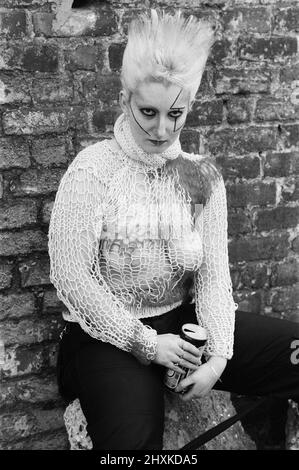 Punk-Mode für ihn und sie aus Seditionaries, Kings Road, London. Die Kleidung wurde von Jordan (Pamela Rooke) modelliert. 18. Mai 1977. Die Kleidung wurde von Jordan Mooney (Pamela Rooke) modelliert. 18. Mai 1977. Stockfoto