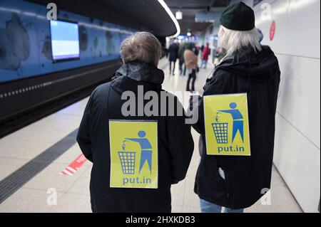 DEUTSCHLAND, Hamburg, Kundgebung gegen Putins-Krieg in der Ukraine / DEUTSCHLAND, Hamburg, Demonstration gegen den Krieg von Wladimir Putin in der Ukraine auf dem Jungfernstieg 13.3.2022 Stockfoto