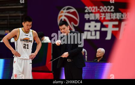 (220313) -- SHENYANG, 13. März 2022 (Xinhua) -- Yang Ming (R), Trainer der fliegenden Leoparden von Liaoning, spricht mit seinem Spieler Wu Changze während des 34.-Runden-Spiels zwischen den fliegenden Leoparden von Liaoning und den Goldenen Stillen von Zhejiang bei der Saison 2021-2022 der Liga der Chinesischen Basketballvereinigung (CBA) in Shenyang in der nordöstlichen Provinz Liaoning am 13. März 2022. (Xinhua/Wang Yijie) Stockfoto