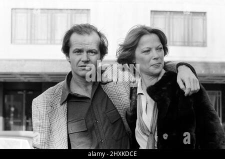 Jack Nicholson und Louise Fletcher posieren für Fotografen vor dem Dorchester Hotel, um für ihren neuen Film „One flog über das Kuckucksnest“ zu werben. 9.. Februar 1976. Stockfoto