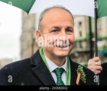 London, Großbritannien. März 2022. Micheál Martin, irischer Taoiseach (Premierminister) führt an der Front der London St Patrick's Day Parade an und lächelt die Kamera, Gesicht, Nahaufnahme an. Quelle: Imageplotter/Alamy Live News Stockfoto