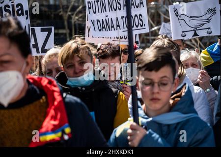 Madrid, Spanien. 13. März 2022. Während einer Demonstration gegen die russische Invasion in die Ukraine wird eine Frau weinen sehen. In Madrid lebende Ukrainer und spanische Anhänger marschierten durch die Stadt und forderten das Ende des Krieges in der Ukraine, protestierten gegen den russischen Präsidenten Wladimir Putin und forderten von der NATO, den Himmel über der Ukraine zu schließen. Quelle: Marcos del Mazo/Alamy Live News Stockfoto