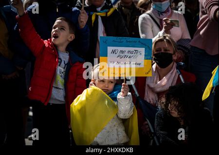 Madrid, Spanien. 13. März 2022. Während einer Demonstration gegen die russische Invasion in der Ukraine wird ein junges Mädchen mit einem Plakat mit der Aufschrift „Putin, Don't kill me“ gesehen. In Madrid lebende Ukrainer und spanische Anhänger marschierten durch die Stadt und forderten das Ende des Krieges in der Ukraine, protestierten gegen den russischen Präsidenten Wladimir Putin und forderten von der NATO, den Himmel über der Ukraine zu schließen. Quelle: Marcos del Mazo/Alamy Live News Stockfoto