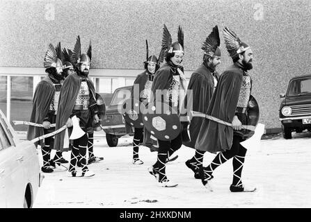 Das Lerwick Up Helly AA Festival ist eine Tradition, die im Jahr 1880s ihren Ursprung hat. Seitdem ist das Fest ein jährliches Ereignis im Shetland-Kalender. Unser Bild Zeigt. Mitglieder der Mannschaft von Guizer Jarl bereiten sich auf die nächtliche Prozession des Wikinger-Langschiffes vor. 27.. Januar 1976 Stockfoto