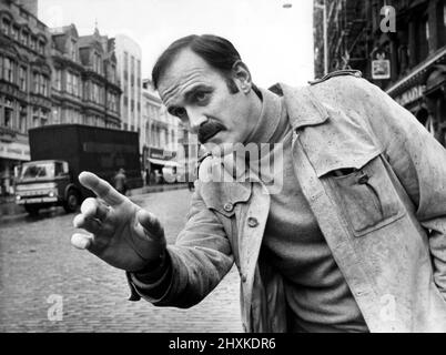 Basil Fawlty, in der Gestalt von John Cleese, war in Newcastle, um das Buch mit Drehbüchern zu promoten, das von ihm und seiner Frau Connie Booth für die Fernsehserie Fawlty Towers geschrieben wurde. John ist auf dem Bigg Market in Newcastle abgebildet. 21.. November 1977 Stockfoto
