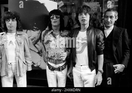 Die Rolling Stones ohne Keith Richard haben am 14 ihre neue Platte Love You Live im Marquee Club in Wardour Street-London veröffentlicht. September 1977 Stockfoto