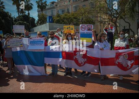 Auf dem Plaza de la Marina Platz werden Demonstranten mit Fahnen und Spruchbändern an einem Antikriegsprotest und zur Unterstützung des ukrainischen Volkes teilnehmen. Die Gemeinschaft der in Malaga lebenden Expats hat ihre Unterstützung für das ukrainische Volk gezeigt, indem sie einen Solidaritätsprotest unter dem Motto organisiert hat: "Die vereinten Nationen von Malaga stehen an der Ukraine". Die Ukrainer protestieren weiterhin jede Woche in Malaga gegen die Regierung Wladimir Putin. Stockfoto