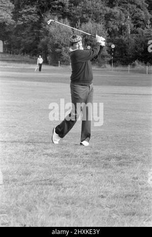 1977 Colgate World Match Play Championship, Wentworth Club, Virginia Water, 7.. Oktober 1977. Ray Floyd, mit Karomuster. Stockfoto