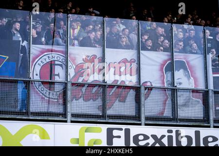 Zwolle, Niederlande. 13. März 2022. Zwolle - Fans von Feyenoord beim Spiel zwischen PEC Zwolle und Feyenoord am 13. März 2022 im Stadion MAC3PARK in Zwolle, Niederlande. Kredit: Kasten zu Kasten Abbildungen/Alamy Live Nachrichten Stockfoto