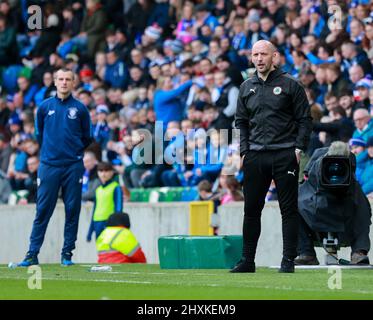 Windsor Park, Belfast, Nordirland, Großbritannien. 13 März 2022. Finale des BetMcLean League Cup – Cliftonville gegen Coleraine. Das heutige Spiel zwischen Cliftonville (rot) und Coleraine ist das erste große Fußballfinale der heimischen Pokalmeisterschaft, das an einem Sonntag in Nordirland ausgetragen wird. Aktion aus dem heutigen Finale. Cliftonville-Manager Paddy McLaughlin (rechts) mit Coleraine-Manager Oran Kearney (links). Kredit: CAZIMB/Alamy Live Nachrichten. Stockfoto