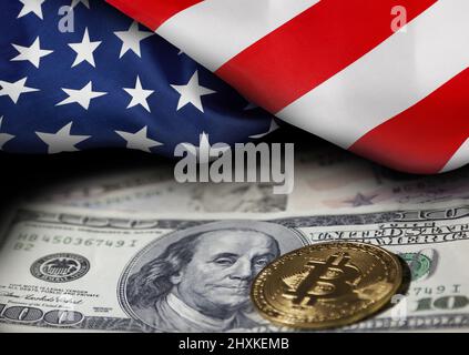 Amerikanische Flagge auf einer goldenen Bitcoin-Münze auf US-Dollar-Hintergrund für Copy-Paste-Text. Financial Design-Konzept Stockfoto