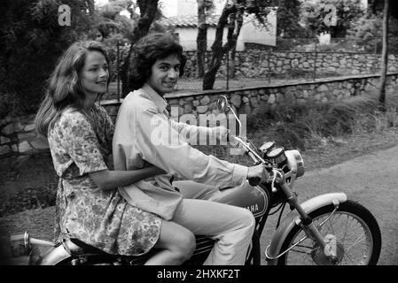 Charlotte Rampling und ihr Freund Jean Michel Jarre, aufgenommen in einer Villa in der Nähe von St. Tropez. August 1977. Stockfoto