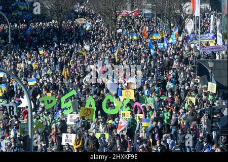 DEUTSCHLAND, Hamburg, 20,000 Protestierende schließen sich Kundgebung gegen Putins-Krieg in der Ukraine an / DEUTSCHLAND, Hamburg, Demonstration gegen den Krieg von Wladimir Putin in der Ukraine auf dem Jungfernstieg 13.3.2022 Stockfoto