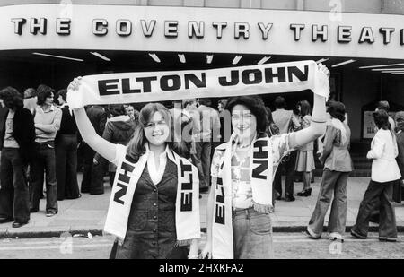 Elton John Fans posieren vor dem Coventry Theater vor seinem Konzert am 27.. Mai 1976 Stockfoto