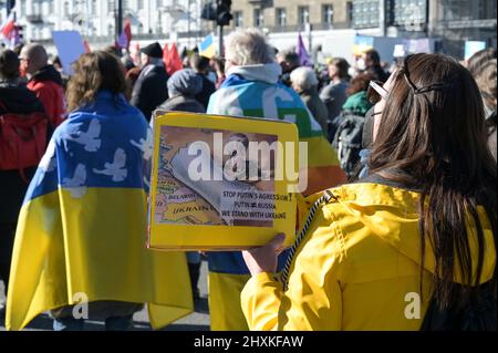 DEUTSCHLAND, Hamburg, Kundgebung gegen Vladimir Putins Krieg in der Ukraine / DEUTSCHLAND, Hamburg, Demonstration gegen den Krieg von Wladimir Putin in der Ukraine auf dem Jungfernstieg 13.3.2022 Stockfoto
