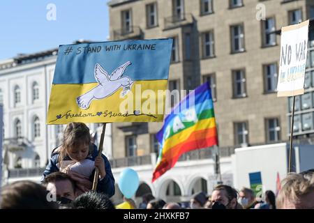 DEUTSCHLAND, Hamburg, Kundgebung gegen Putins-Krieg in der Ukraine, Plakat mit Friedenstaube und Regenbogenfahne / DEUTSCHLAND, Hamburg, Demonstration gegen den Krieg von Wladimir Putin in der Ukraine auf dem Jungfernstieg 13.3.2022 Stockfoto