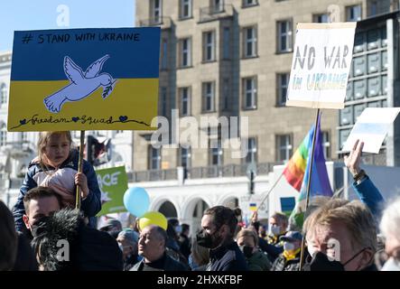 DEUTSCHLAND, Hamburg, Kundgebung gegen Putins-Krieg in der Ukraine / DEUTSCHLAND, Hamburg, Demonstration gegen den Krieg von Wladimir Putin in der Ukraine auf dem Jungfernstieg 13.3.2022 Stockfoto
