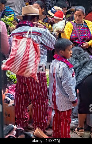 In Todos Santos Cuchumatán, Huehuetenango, Guatemala, tragen Männer noch immer traditionelle Kleidung Stockfoto