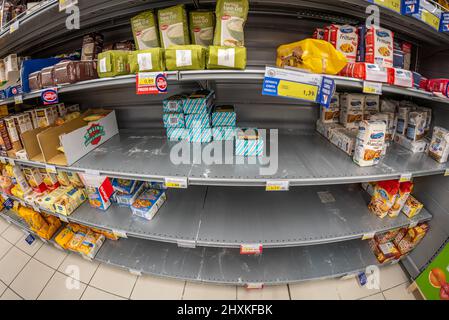 Fossano, Italien - 12. März 2022: Leere Regale aufgrund von Mehlmangel in einem italienischen Supermarkt während der Krise des Krieges in der ukraine Stockfoto