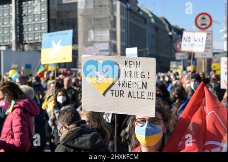 DEUTSCHLAND, Hamburg, Kundgebung gegen Putins-Krieg in der Ukraine / DEUTSCHLAND, Hamburg, Demonstration gegen den Krieg von Wladimir Putin in der Ukraine auf dem Jungfernstieg 13.3.2022 Stockfoto