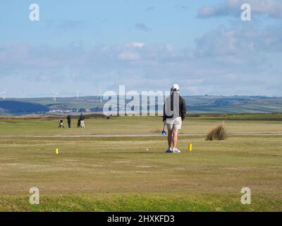 Golfer wartet auf dem Abschlag für die Gruppe vor uns zu bewegen, der Royal North Devon Golf Club, Westward Ho!, Devon, Großbritannien Stockfoto