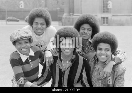 Die jackson Five Popgruppe im Hyde Park, London während ihrer UK Tour. Sie sind von links nach rechts: Randy, Jackie, Marlon, Michael und Tito. 19. Mai 1977. Stockfoto