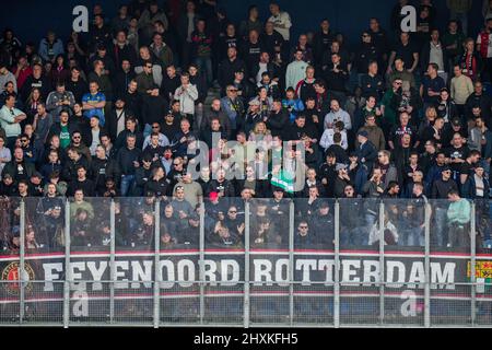 Zwolle, Niederlande. 13. März 2022. Zwolle - Fans von Feyenoord beim Spiel zwischen PEC Zwolle und Feyenoord am 13. März 2022 im Stadion MAC3PARK in Zwolle, Niederlande. Kredit: Kasten zu Kasten Abbildungen/Alamy Live Nachrichten Stockfoto