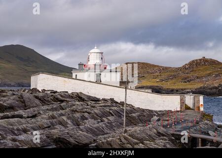 Leuchtturm auf der Insel Valencia an der Atlantikküste der Grafschaft Kerry, Irland Stockfoto