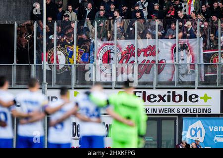 Zwolle, Niederlande. 13. März 2022. Zwolle - Fans von Feyenoord beim Spiel zwischen PEC Zwolle und Feyenoord am 13. März 2022 im Stadion MAC3PARK in Zwolle, Niederlande. Kredit: Kasten zu Kasten Abbildungen/Alamy Live Nachrichten Stockfoto