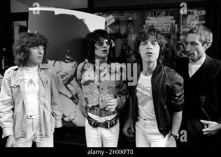 Die Rolling Stones ohne Keith Richard haben am 14 ihre neue Platte Love You Live im Marquee Club in Wardour Street-London veröffentlicht. September 1977 Stockfoto