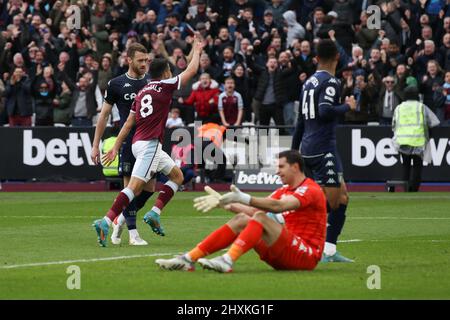 London, Großbritannien. 13. März 2022. Pablo Fornals von West Ham United feiert am 13. März 2022 im London Stadium, Queen Elizabeth Olympic Park, London, England, den Torstand, der es 2-0 beim Premier League-Spiel zwischen West Ham United und Aston Villa erreicht hat. Foto von Ken Sparks. Nur zur redaktionellen Verwendung, Lizenz für kommerzielle Nutzung erforderlich. Keine Verwendung bei Wetten, Spielen oder Veröffentlichungen einzelner Clubs/Vereine/Spieler. Kredit: UK Sports Pics Ltd/Alamy Live Nachrichten Stockfoto